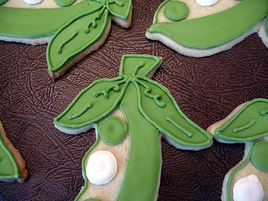 pea-pod-cookies-step3 Pea in a Pod Cookies - Leaf Details