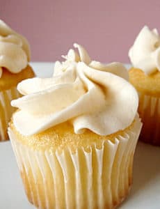 vanilla-cupcakes-frosting-250
