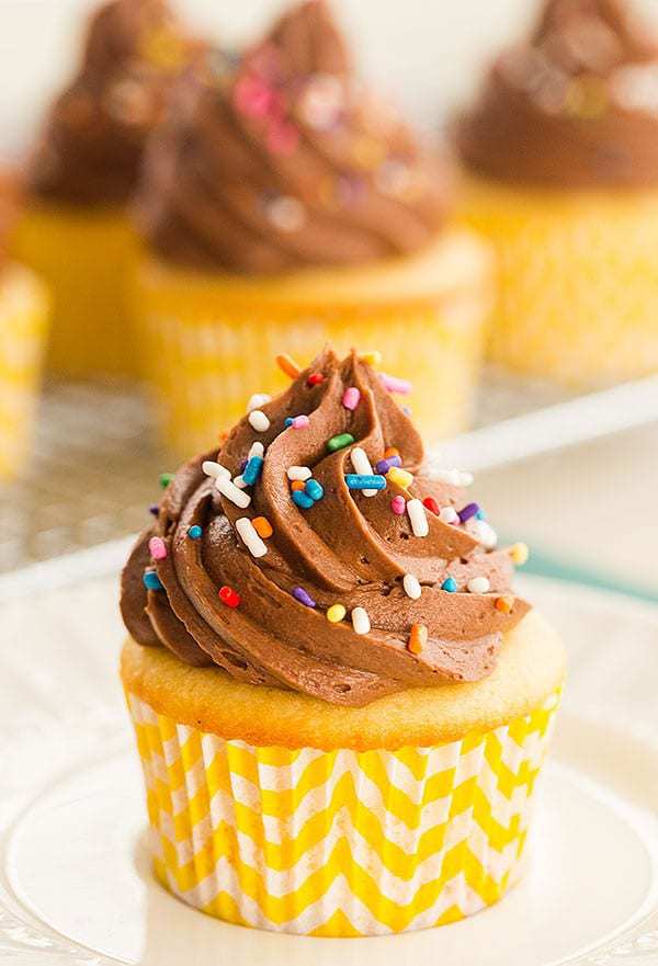 easy vanilla cupcakes with chocolate frosting