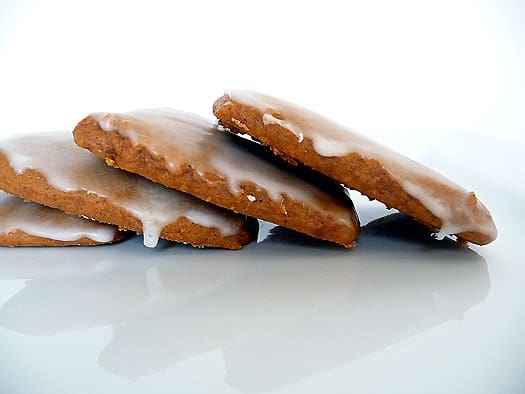 4 glazed lebkuchen cookies on a white plate.