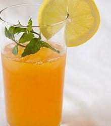 Ginger tea lemonade in a glass garnished with a lemon round.