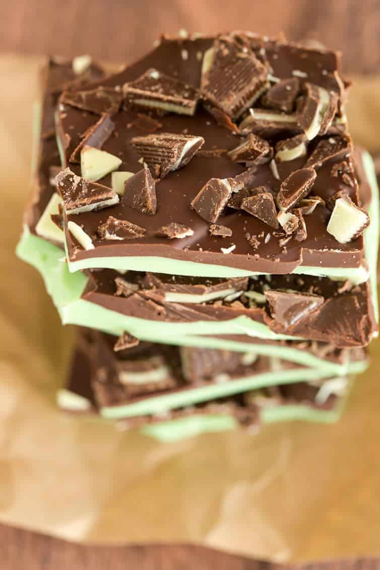 Grasshopper Chocolate Bark :: It combines the chocolate and mint flavors from the popular cocktail, minus the alcohol. Make it for your St. Patrick's Day party!