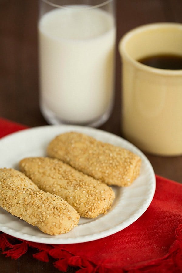 Italian Sesame Seed Cookies (Giugiuleni) by @browneyedbaker :: www.browneyedbaker.com