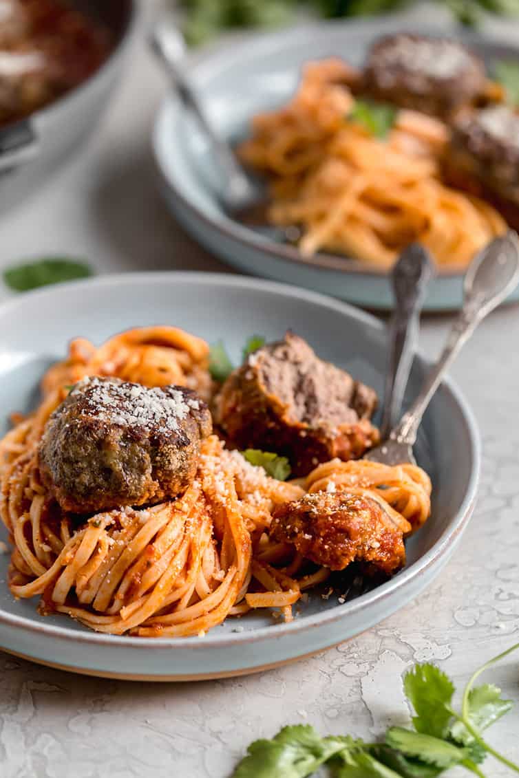 A plate of spaghetti and meatballs.