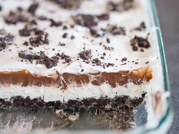 A glass pan of layered Oreo dessert.