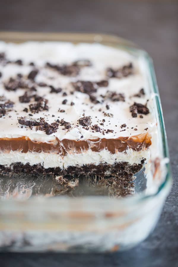 A glass pan of layered Oreo dessert.